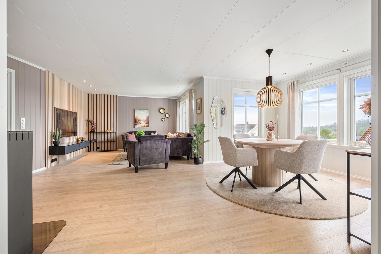 Flott og innholdsrik enebolig som kan by på 5 soverom, 2 bad og dobbelgarasje - for å ha nevnt noe! Galleribilde