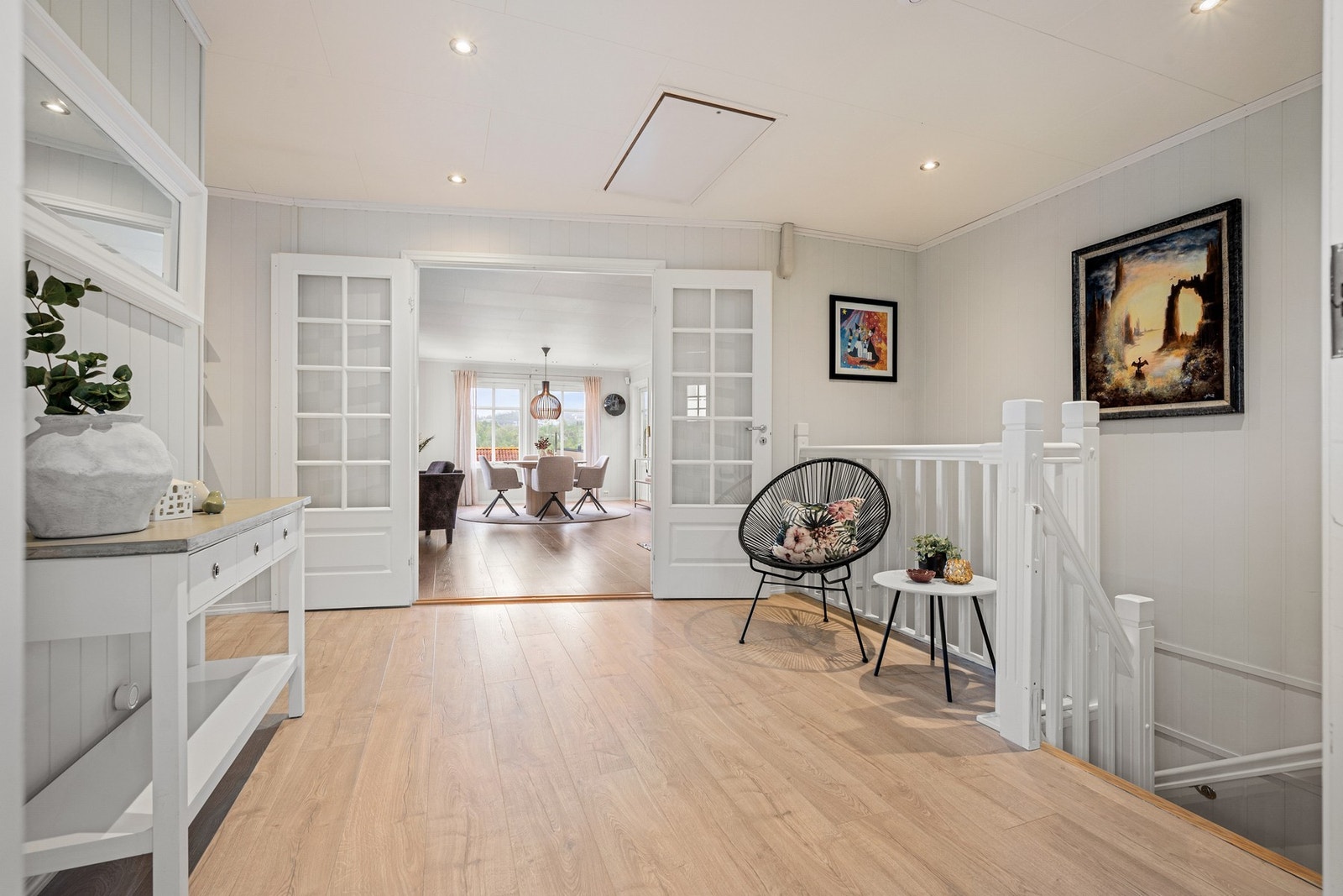 Elegant, åpen hall med glassdører som åpner til stua Galleribilde