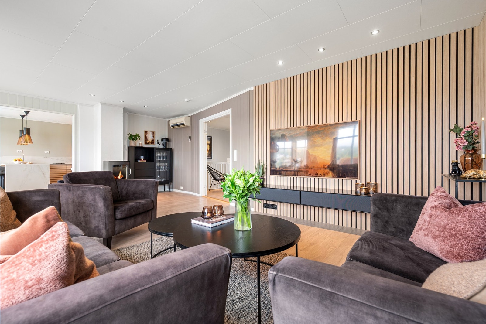 Det er behagelig belysning med downlights i taket Galleribilde