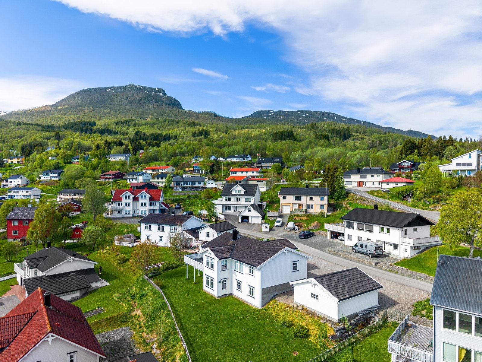 Eiendommen ligger i rolige og barnevennlige Breivika, og er pent opparbeidet med fine grøntarealer rundt husveggene Galleribilde