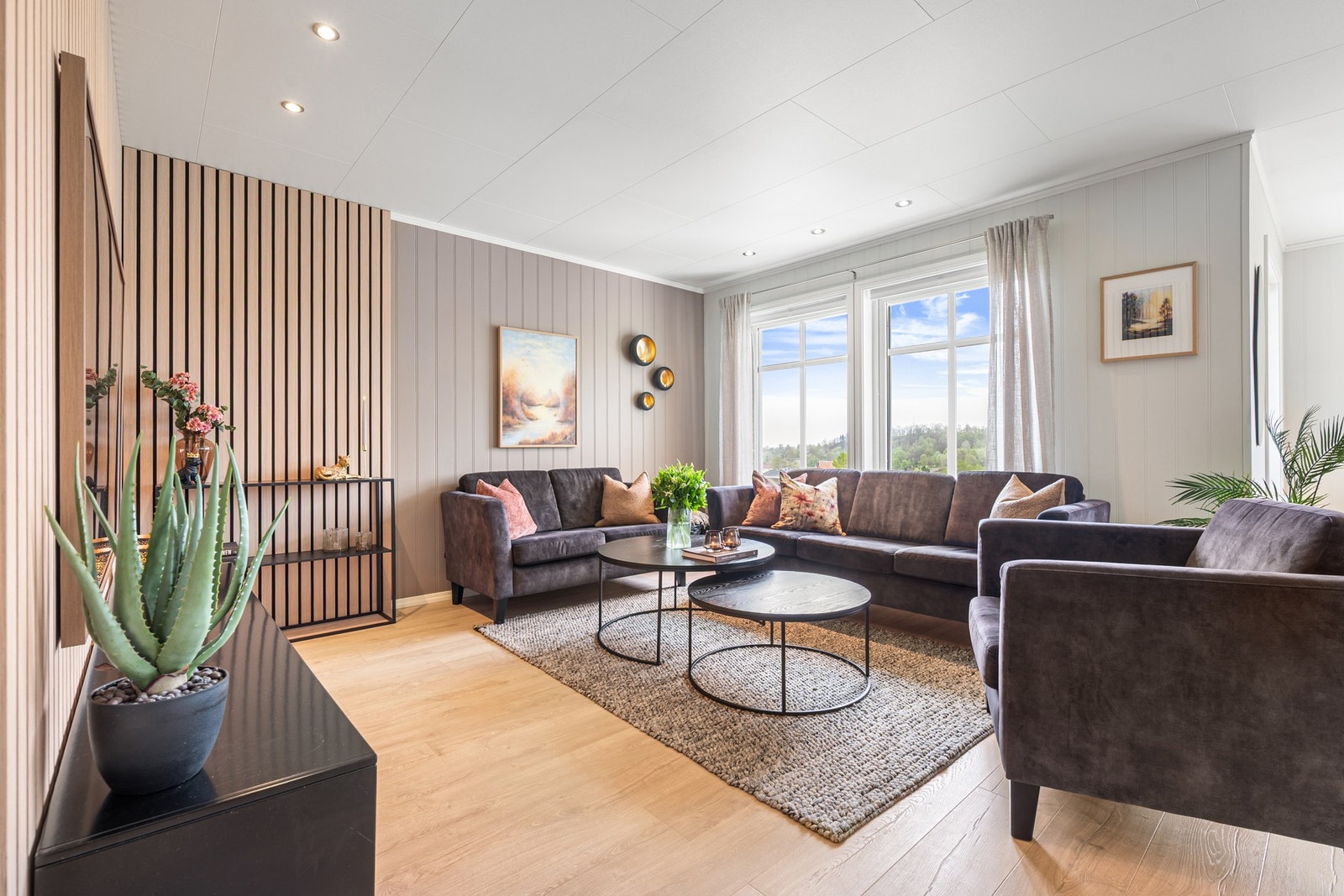 Lys, romslig stue med god plass til en stor sofaseksjon Galleribilde
