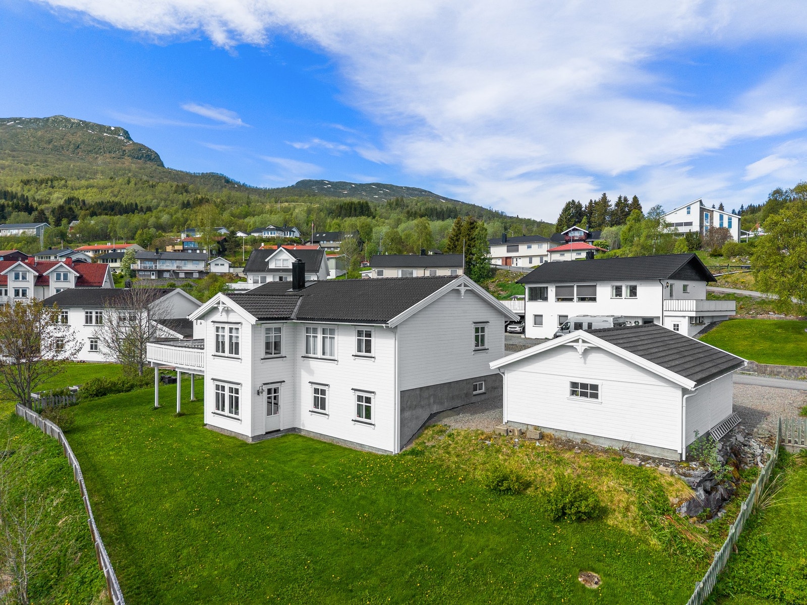 1174,7 m² tomt - stor hage og fine utearealer Galleribilde