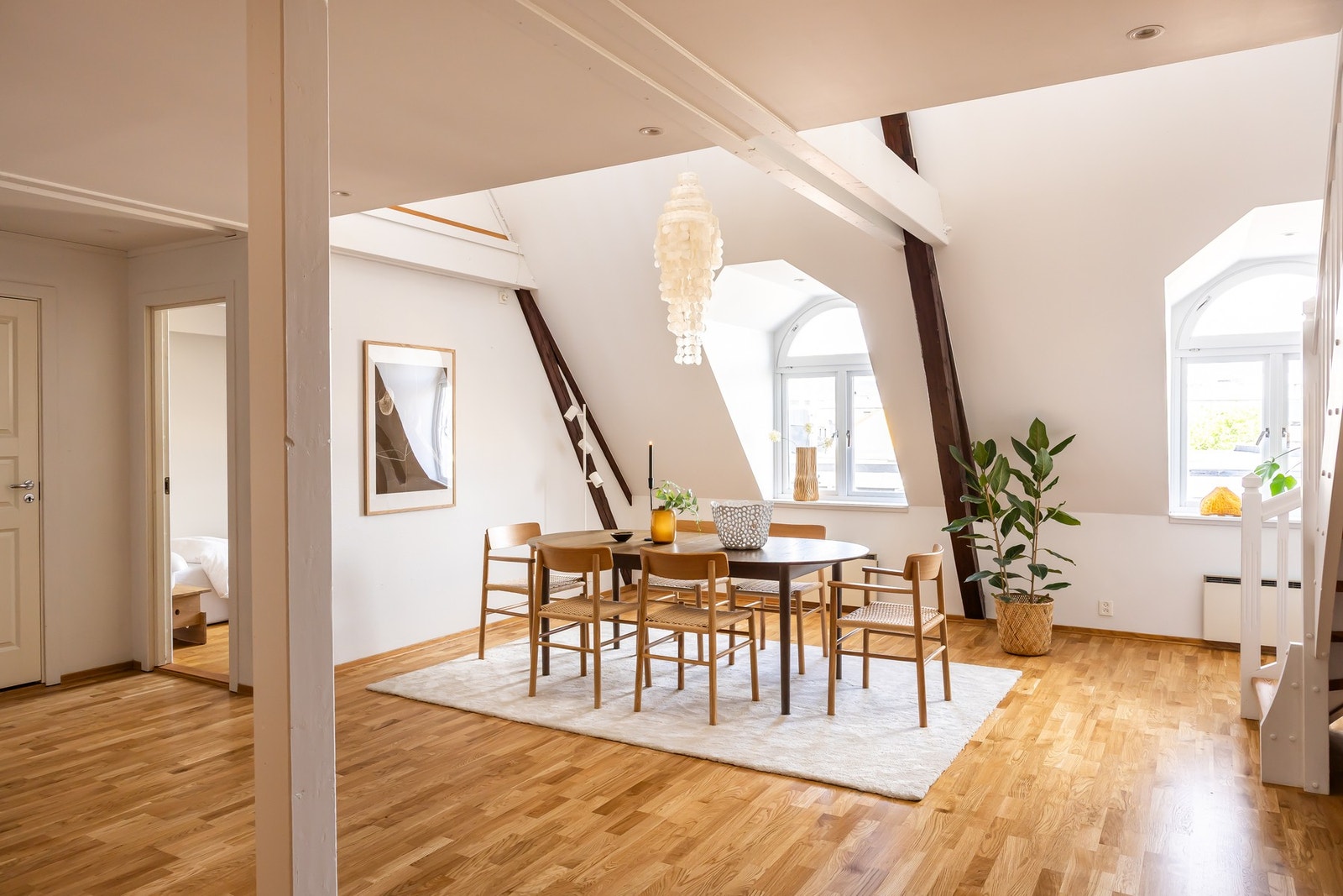 Spisestuen sett fra kjøkkensiden. Galleribilde