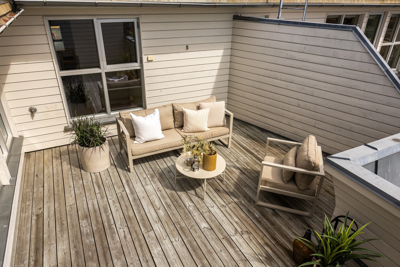 Største terrasse.
Begge terrassene omfattes av fasadeoppussingen (som starter nå for terrassene). Galleribilde
