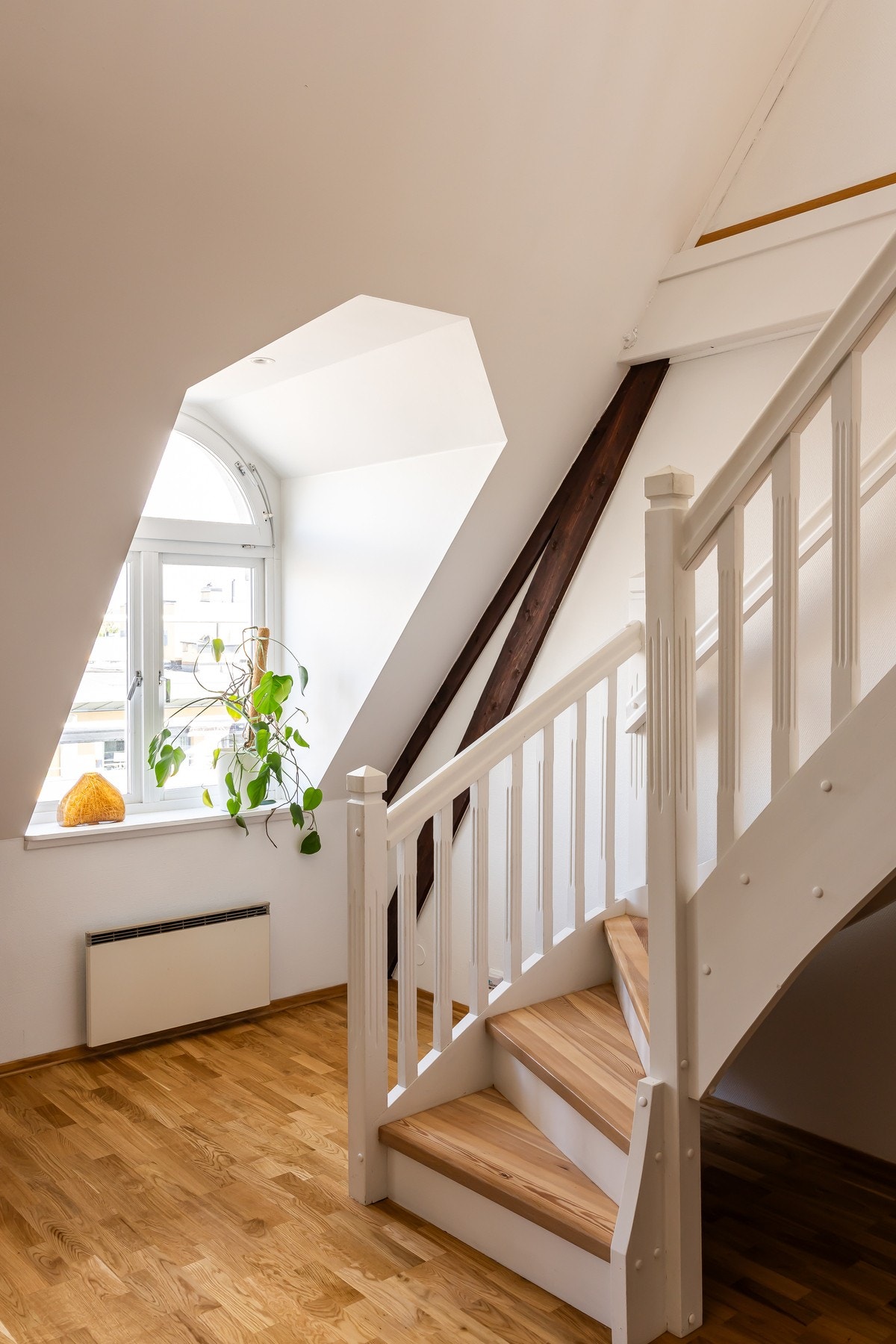 Tretrapp med gode trinn mellom planene. Galleribilde