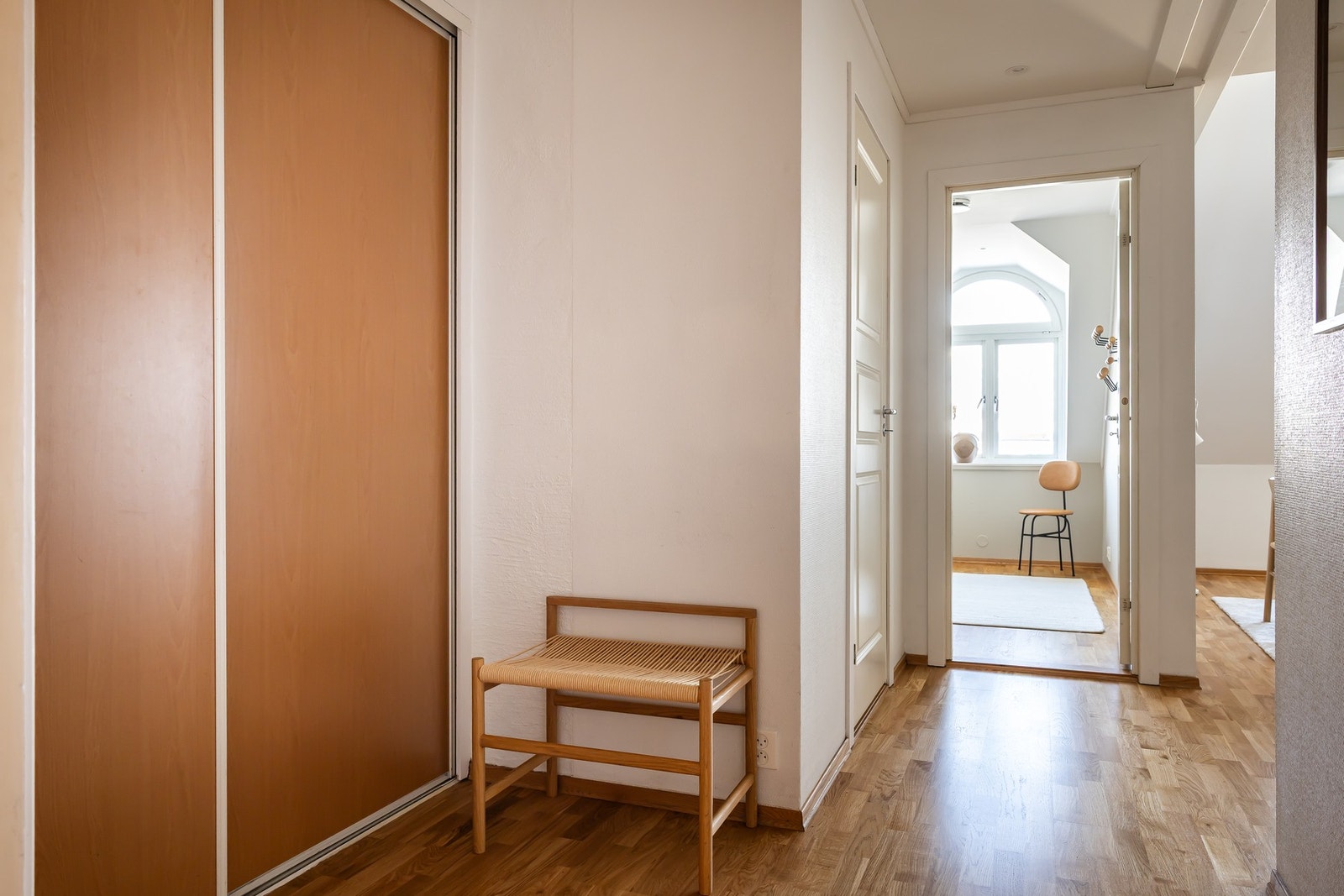 Gang med skyvedørsgarderobe. Galleribilde