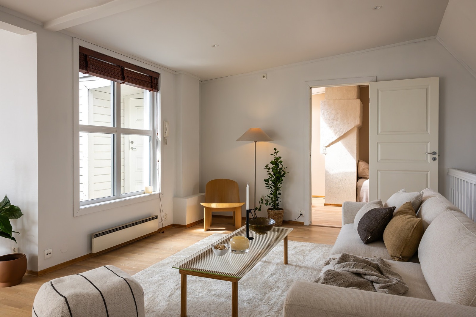 Vindu som vender ut mot den minste terrassen. Veldig sjarmerende utsyn! Galleribilde
