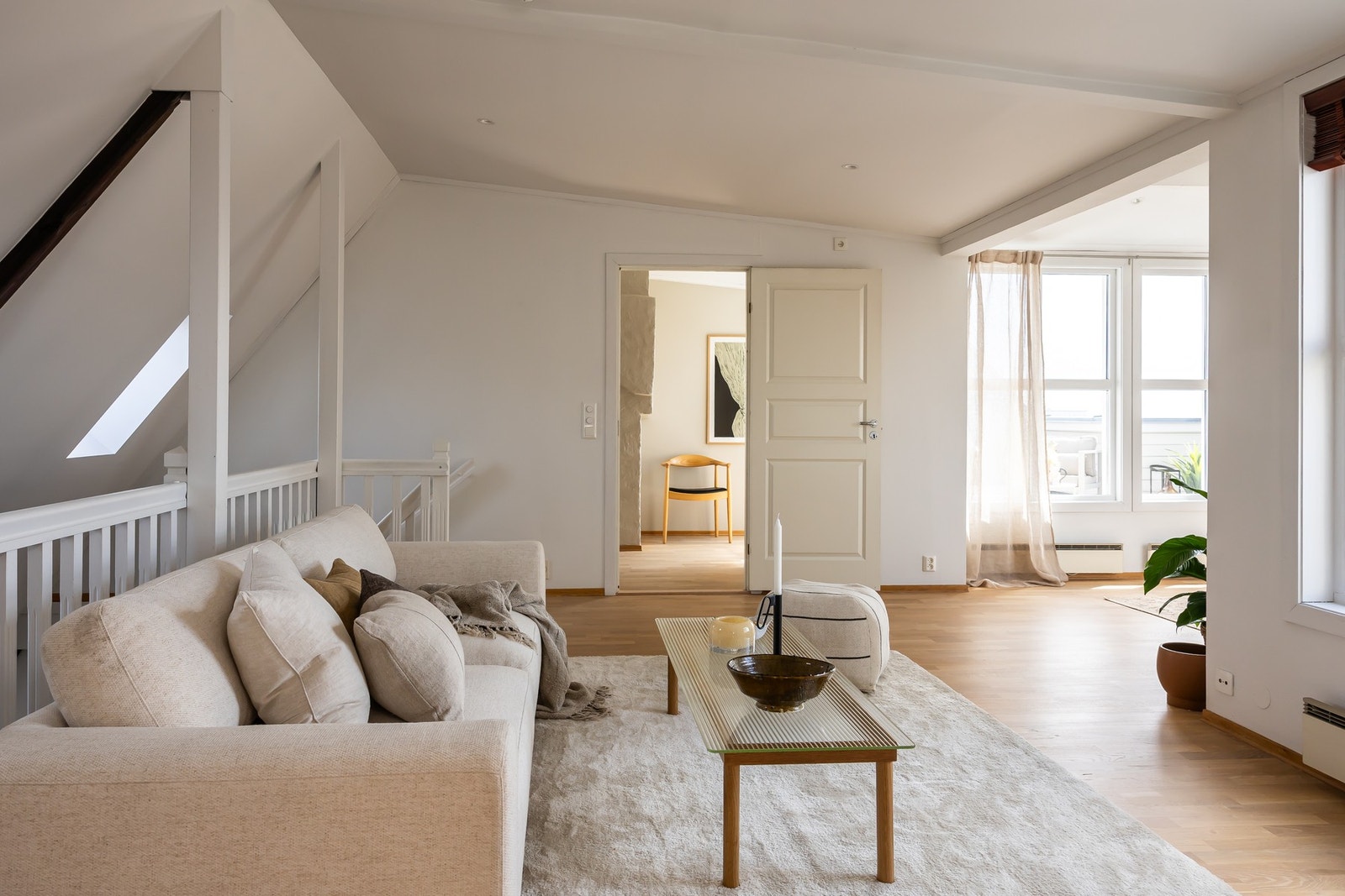 Nydelig stue med herlige vindusflater som bringer himmel og årstider helt inn i sofaen. Galleribilde