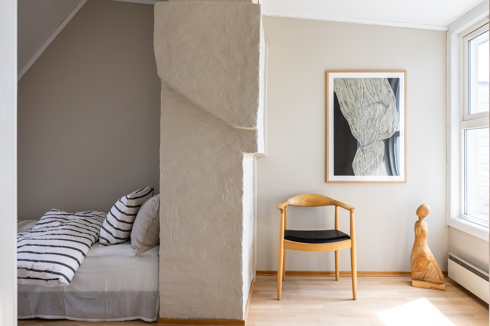 Soverom nr. 3 har stort vindu med utsikt over byen. Galleribilde
