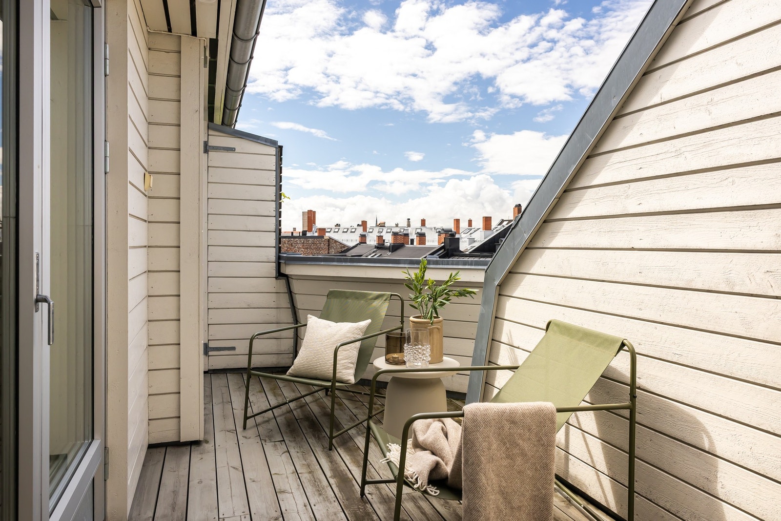 Terrasse nr. 2 - 11 m2. Også denne med flott utsikt over lavereliggende hustak og by. Galleribilde