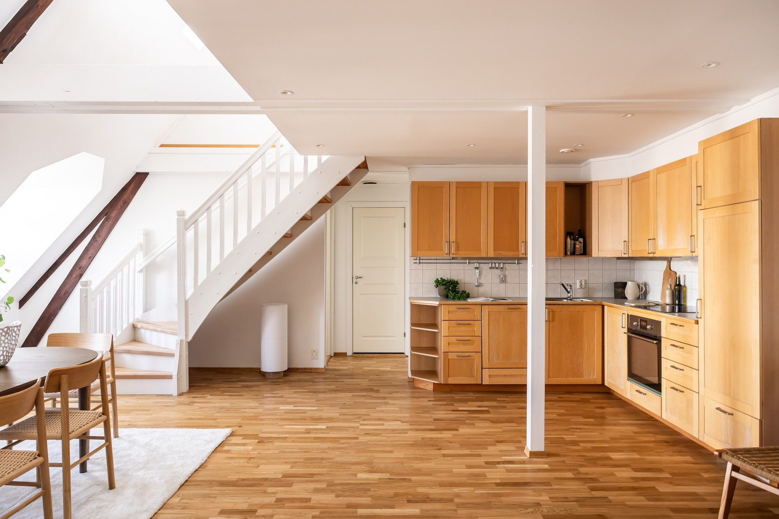 Rommet får inn ekstra lys fra vinduer i øvre plan.
Downlights i himlingen i kjøkkenet. Galleribilde