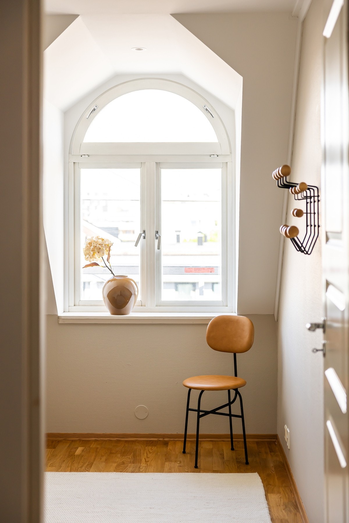 Doble isolerglassvinduer med gode vindusposter. Vinduer er av tre med utvendig aluminiumsbeslag. Galleribilde
