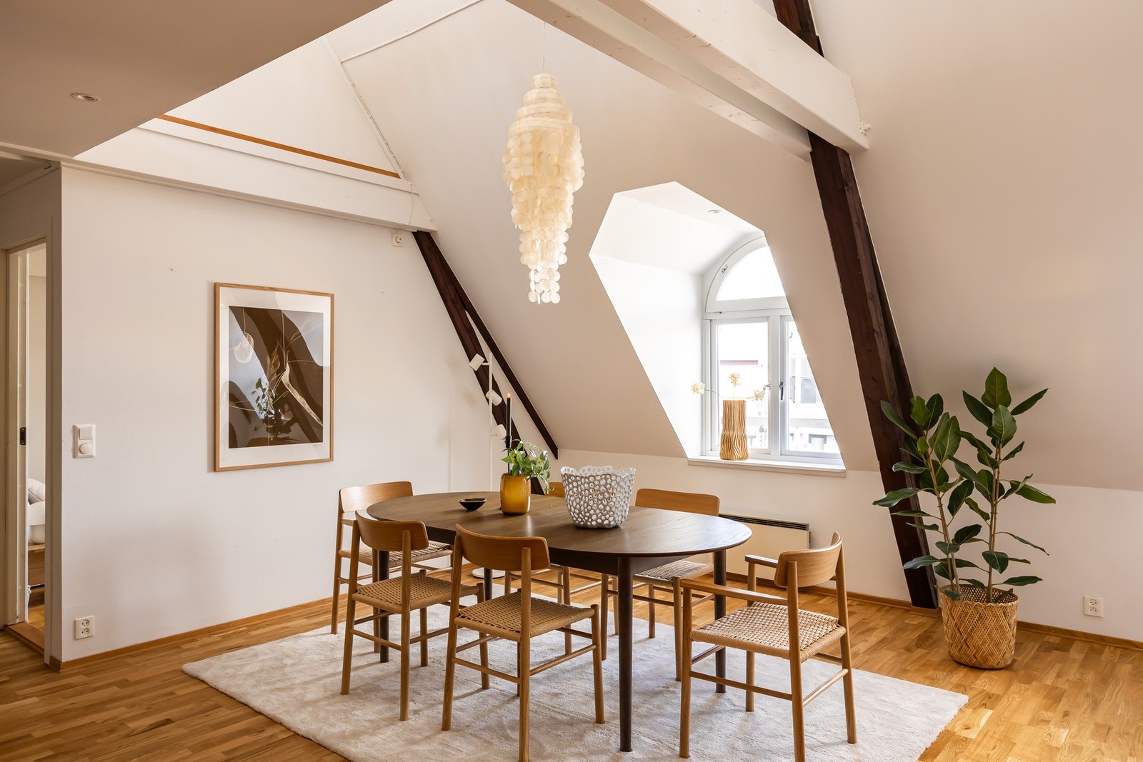 Nydelig spisestue som har åpen løsning mot kjøkkenet. Galleribilde