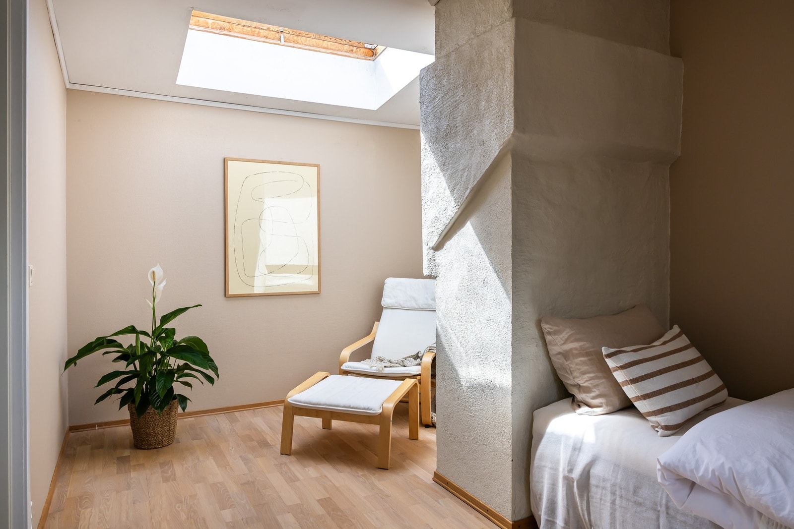Soverom nr. 4 har et stort takvindu som gir fantastisk lys i rommets indre del. Galleribilde