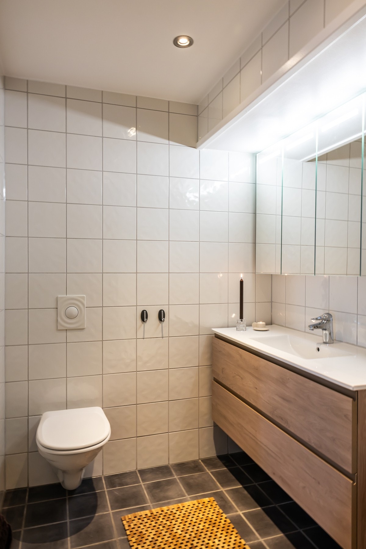 Velholdt, flislagt bad med gulvvarme. Badet ble anlagt i 1999. Galleribilde