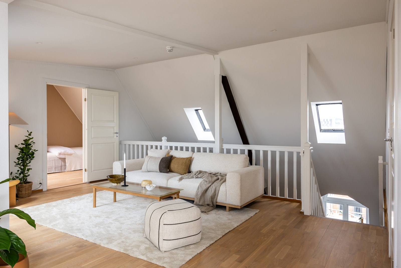 Fasadevinduer som sørger for gjennomlys i stuen oppe, og overlys i spisestuen under. Galleribilde