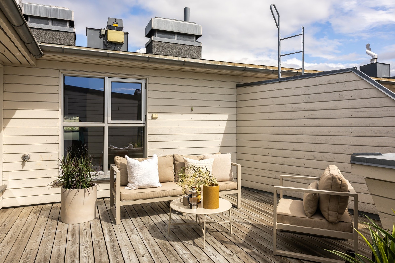 Godt utformet terrasse som gir bra med tumleplass rundt sittegruppen. Galleribilde
