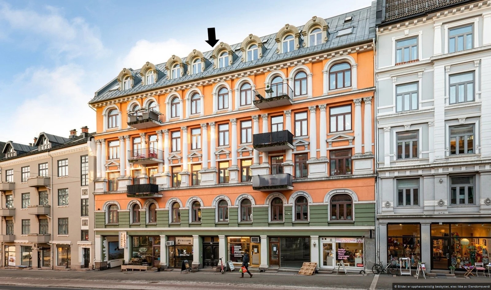 Lys og flott toppleilighet i gård med nyoppusset fasade ved overtagelse. (Pågående fasadeoppussing ferdigstilles i juni). Galleribilde