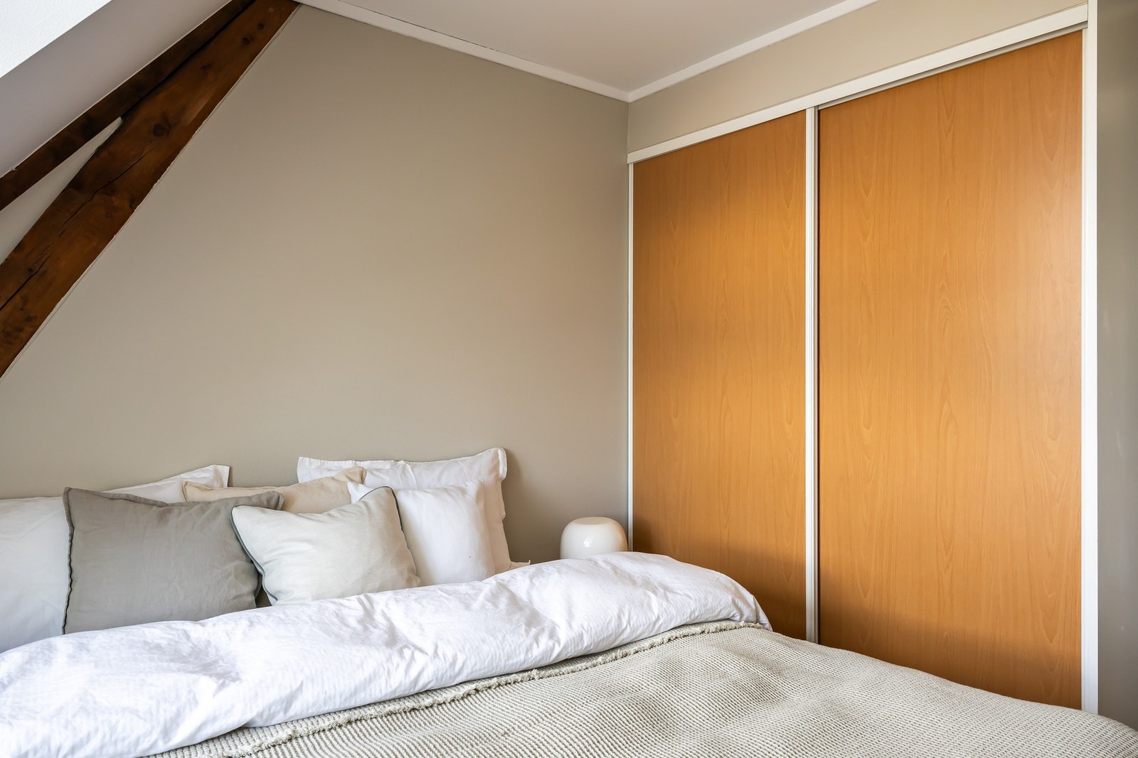 Hovedsoverommet har skyvedørsgarderobe. Galleribilde