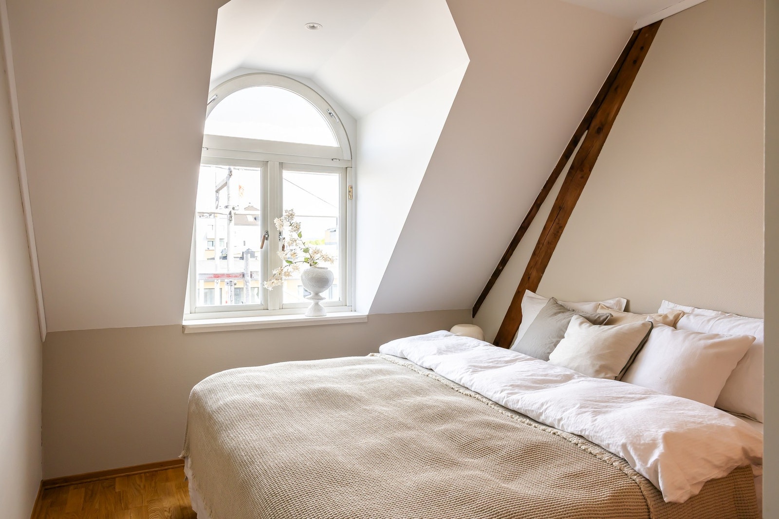 Hovedsoverom / Soverom nr. 2 beliggende i tilknytning til bad og WC. Galleribilde