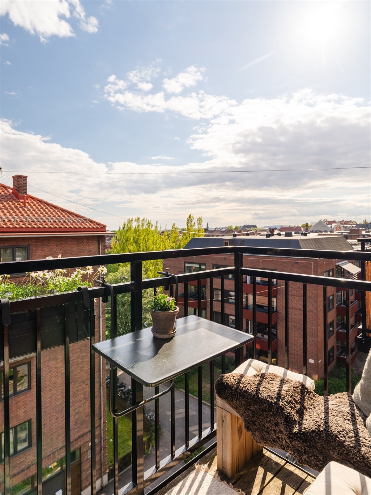 Fra stuen er det utgang til en herlig sydvendt balkong og er av den beste sorten med sol fra tidlig morgen til sen kveld på beste sommerstid Galleribilde