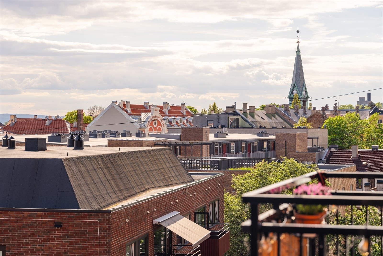 Her får du en fantastisk utsikt hele veien mot Oslofjorden og tårnet på Sagene kirke Galleribilde