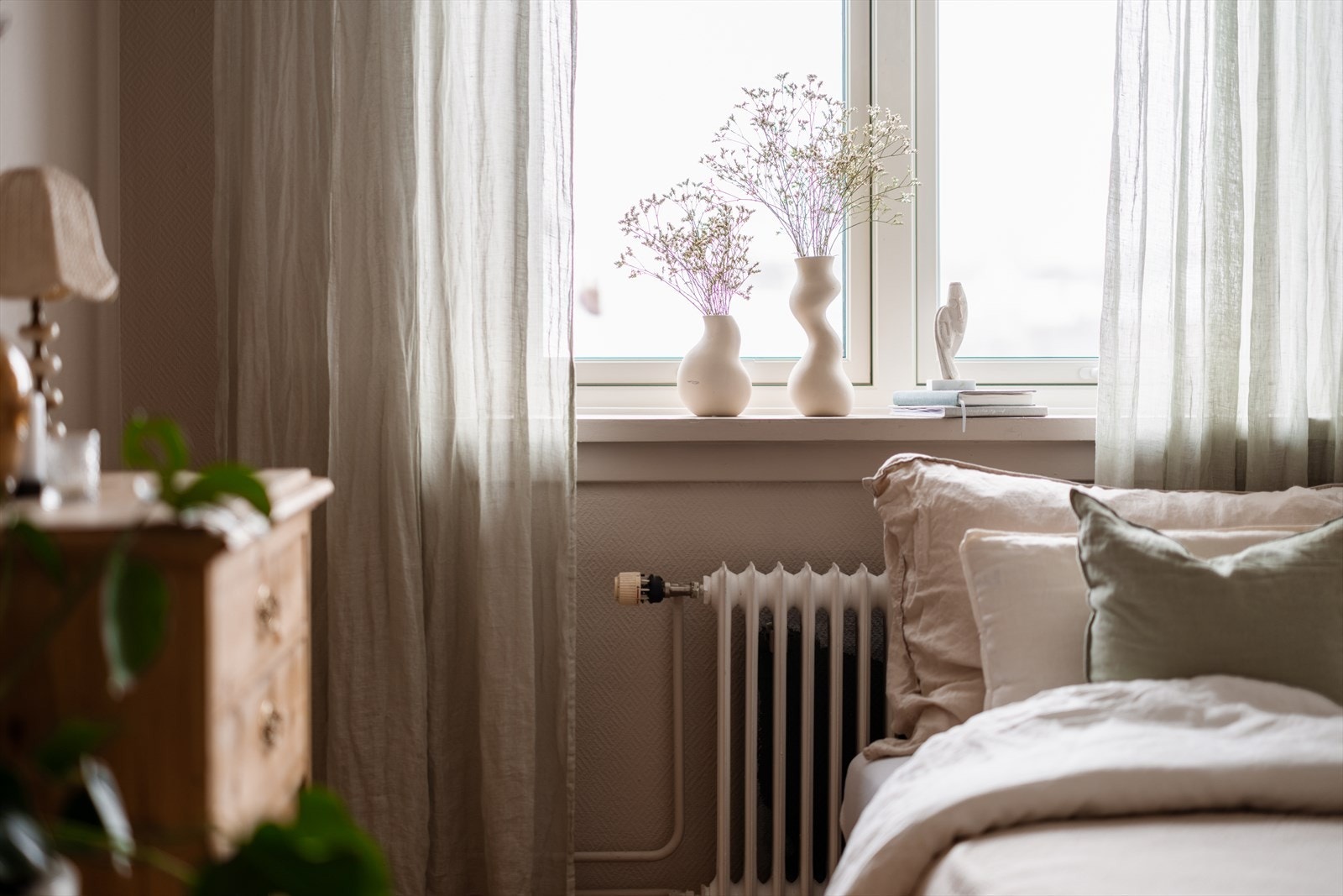 Vinduet slipper inn et mykt og naturlig lys i rommet Galleribilde