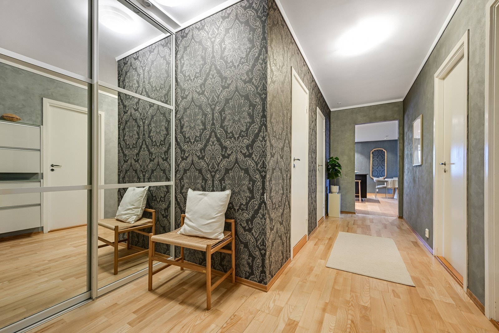 Gang med skyvedørsgarderobe. Galleribilde