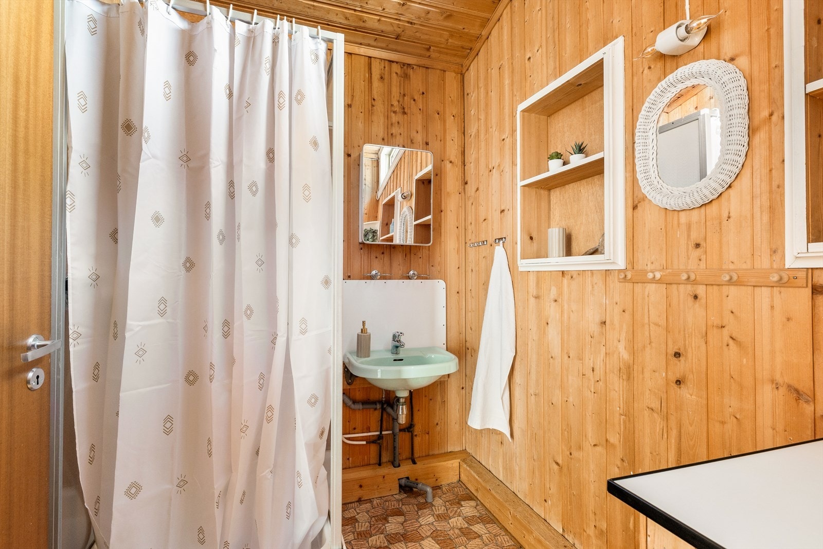 Badet er innredet med dusjkabinett og servant. Varmtvannstanken på ca. 120 liter. Galleribilde