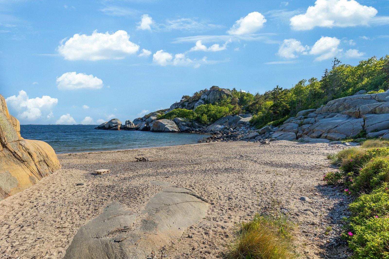 La oss også ta en titt på Sandvika. Dette er kanskje favorittstranda med nydelig finkornet sandstrand og med flotte svaberg Galleribilde