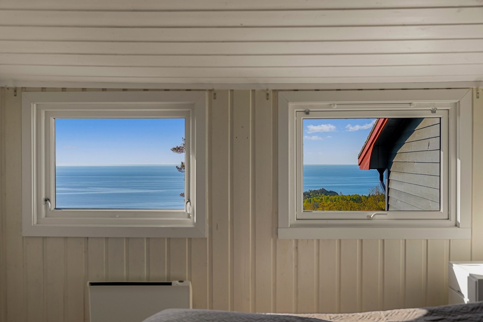 Soverom 4 er romslig og har nydelig utsikt ut mot havet Galleribilde
