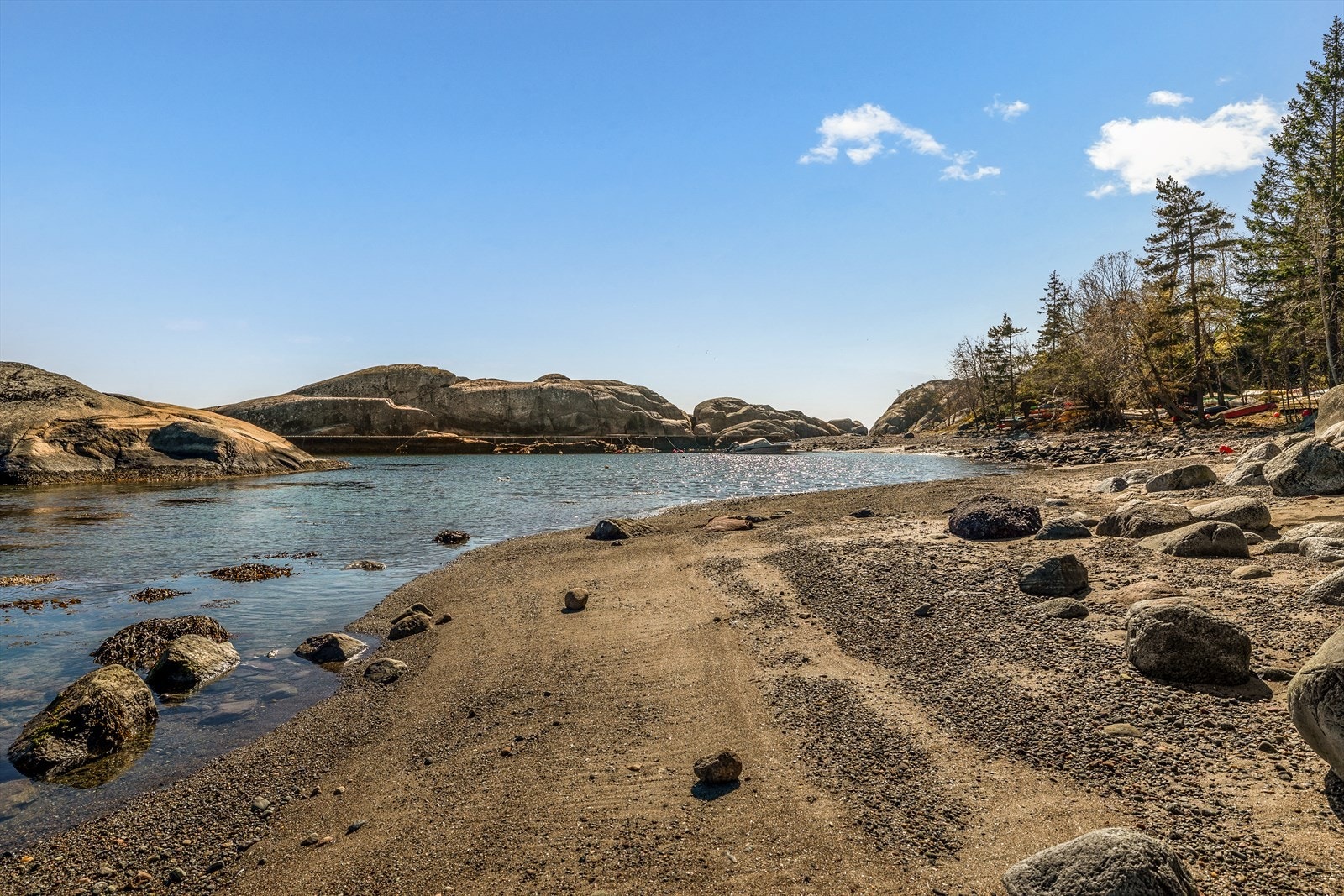 Fra Ranvika. Båtplassen/strandplass ligger litt tilbake i bildet og på venstre side Galleribilde