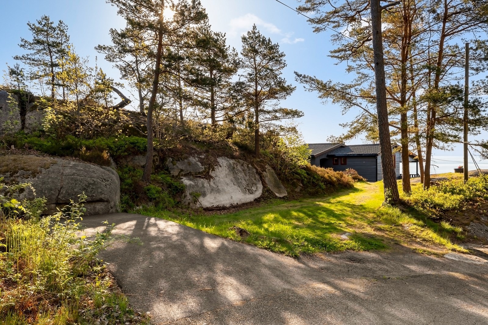 Her får du bilvei helt frem til eiendommen, med plass til flere biler Galleribilde