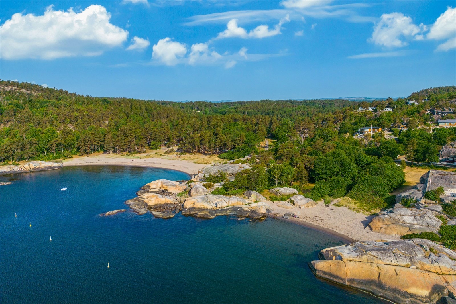 Ved Ula camping er det bilfri teltplass og kiosk sommerstid. Galleribilde