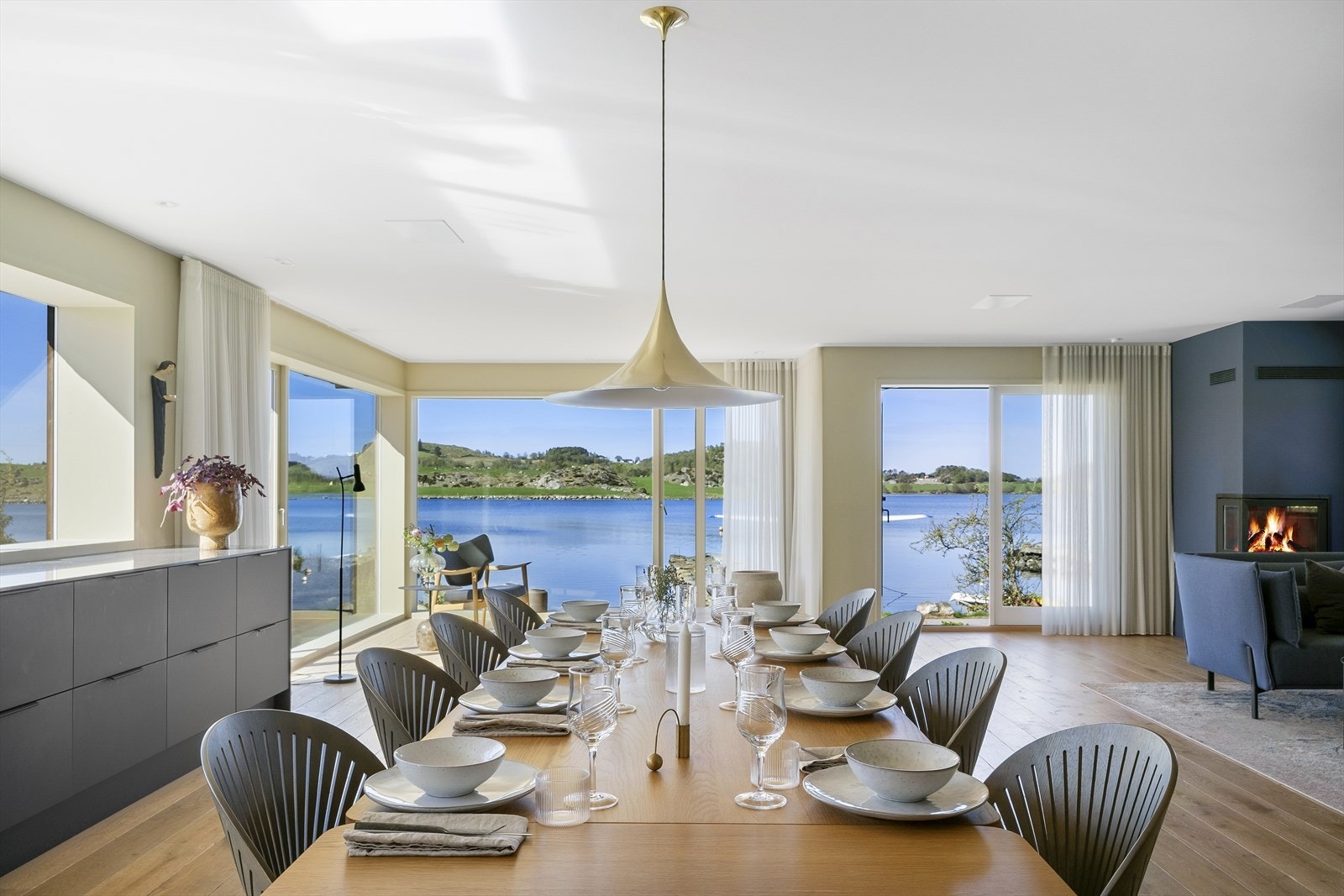 Fra flere plasser i stuen kan man nyte den flotte utsikten. Denne utsikten er også det første man møter når man trer ut av hovedsoverommet. Galleribilde