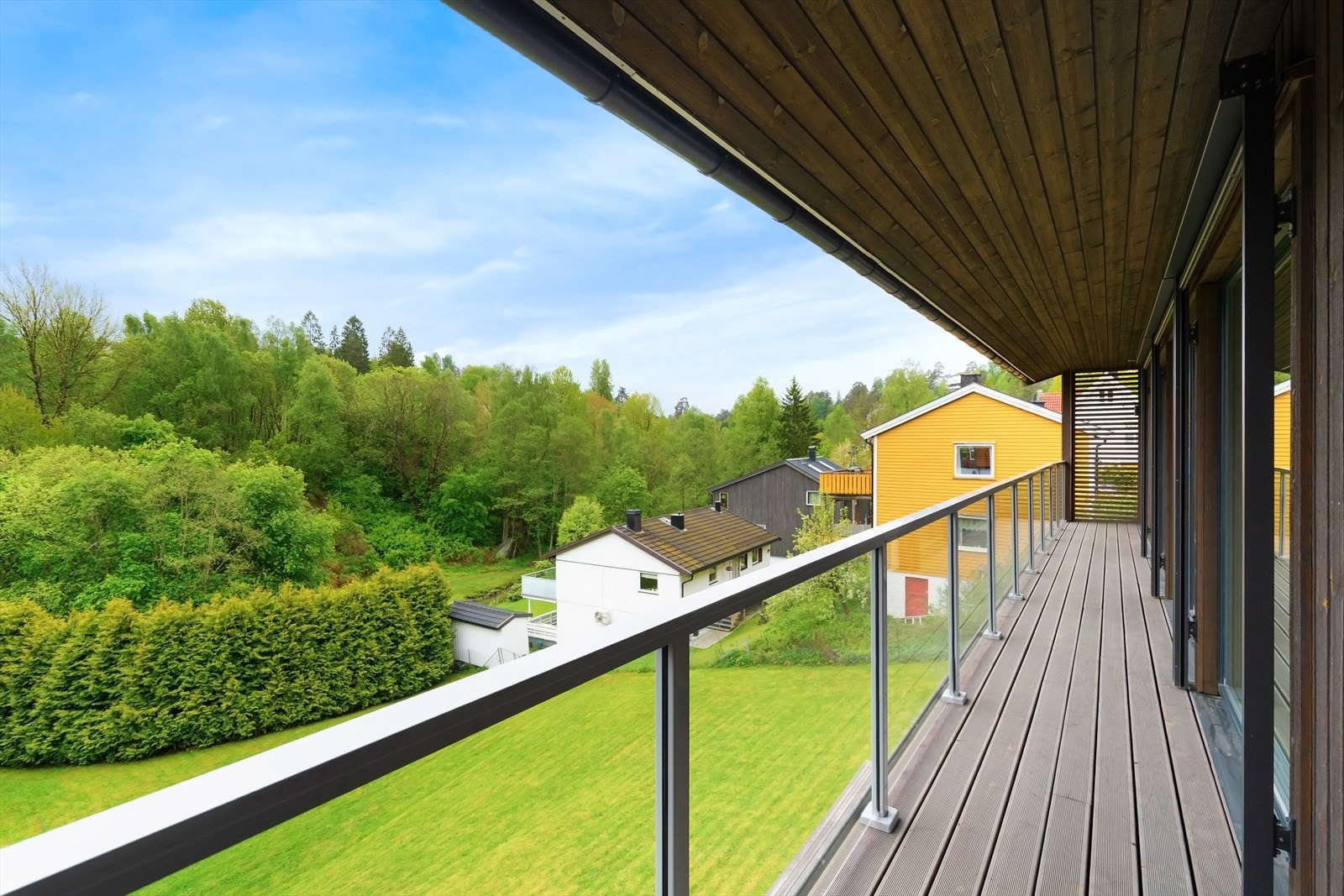 Innbydende terrasse som strekker seg langs boligen Galleribilde