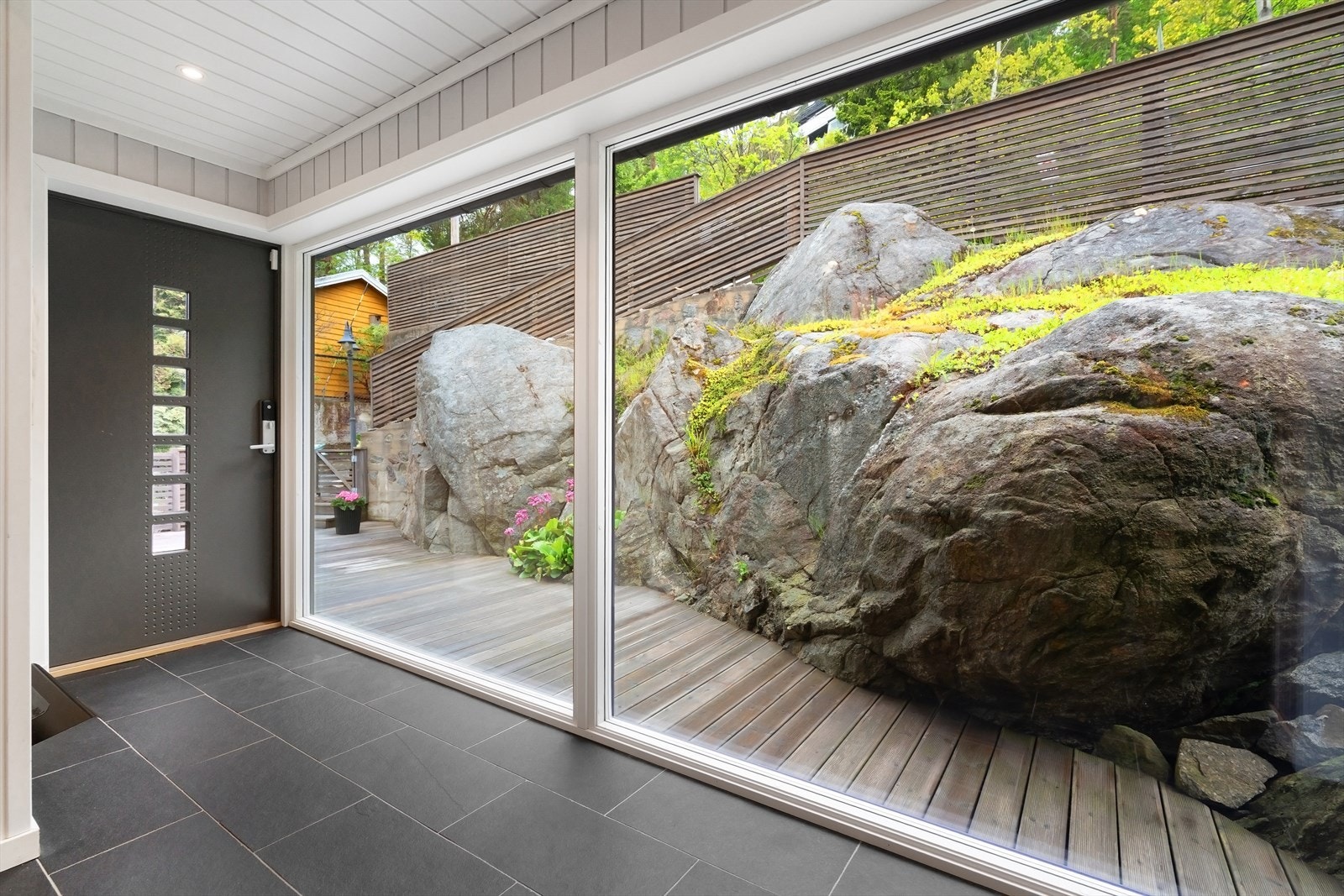 Entré med hel glassvegg mot fjellsiden Galleribilde