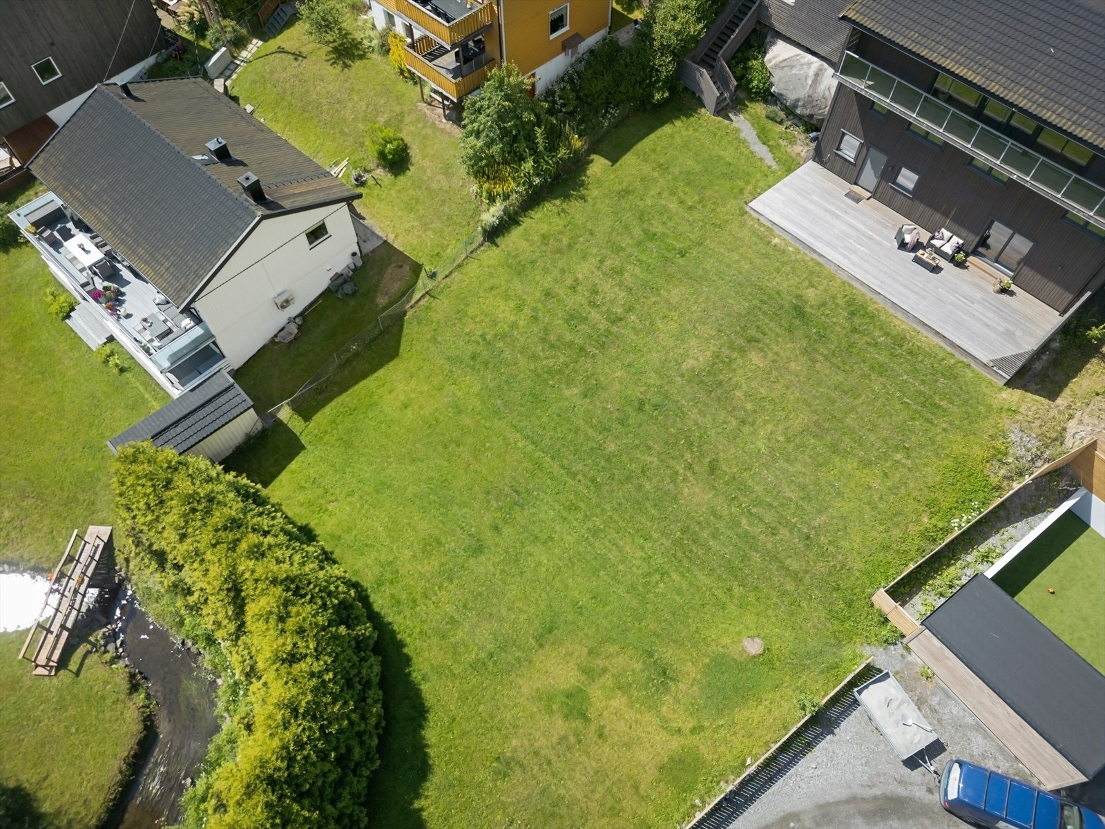 Stor tomt på nesten 1,6 mål uten gjenboere Galleribilde