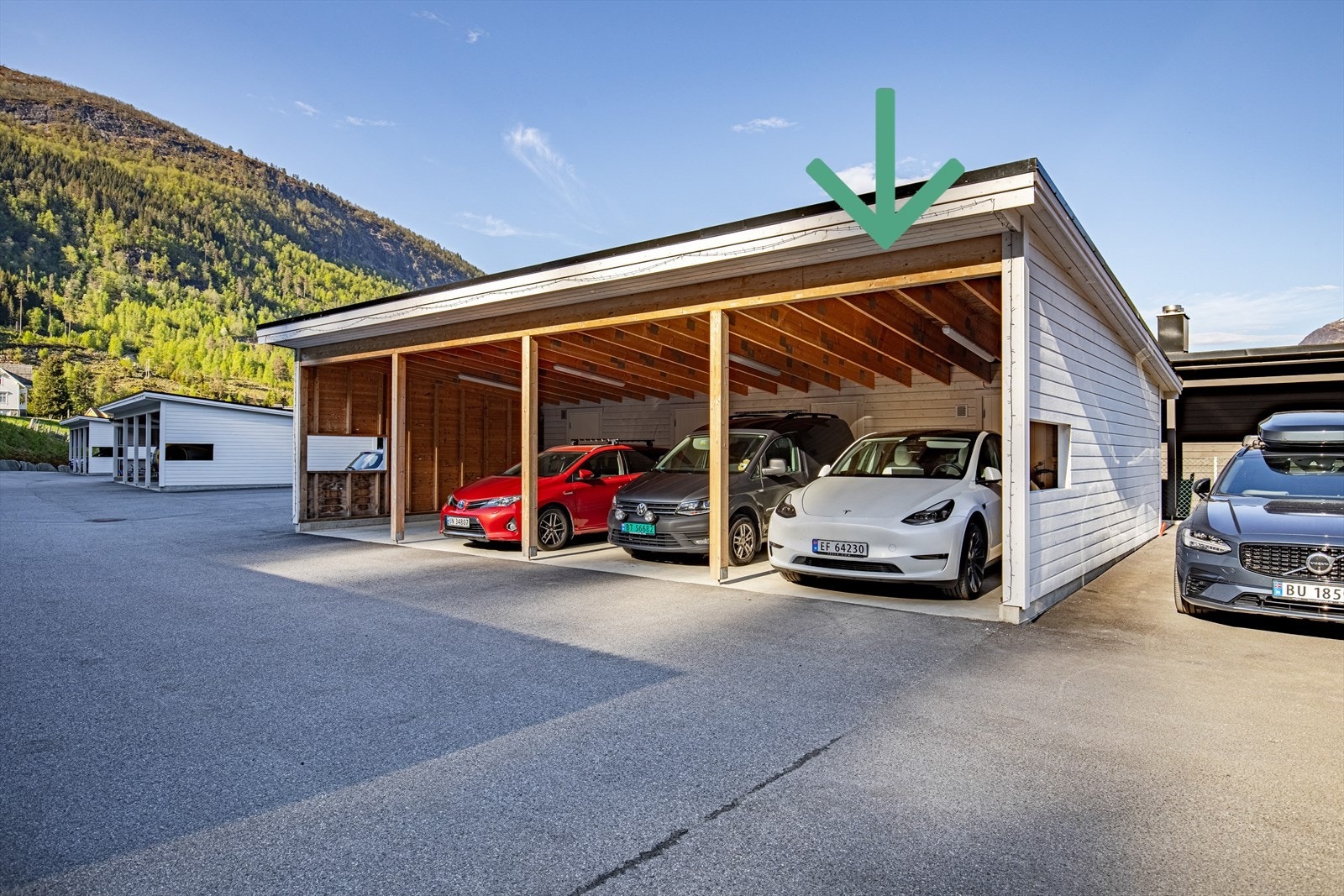 Carport med el-billader installert Galleribilde