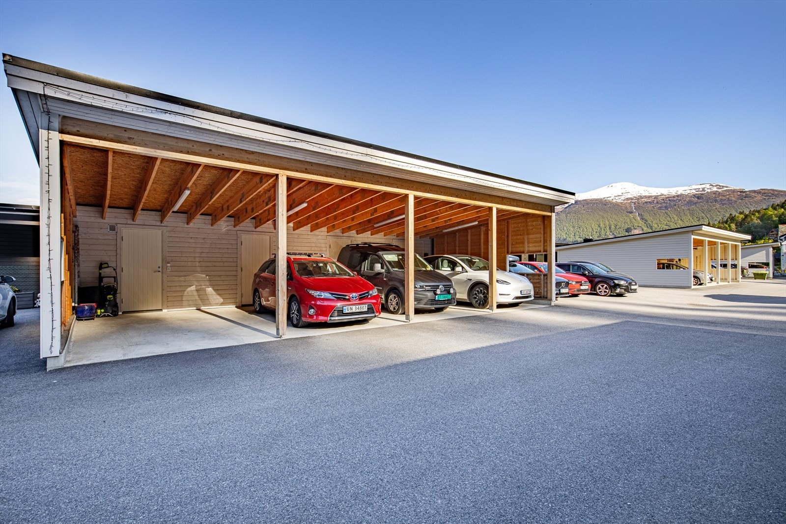 Det er en bod i bakkant av carport på 5 kvm - den er isolert, og klar for å legge gips/plater Galleribilde