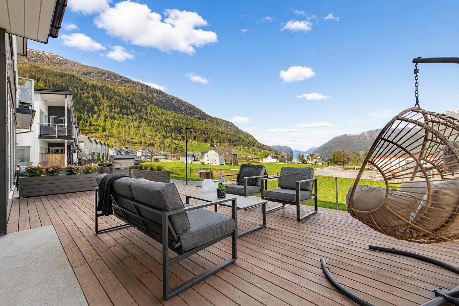 Flott og stor terrasse med nydelig utsikt - perfekt for avslapping i sommer Galleribilde