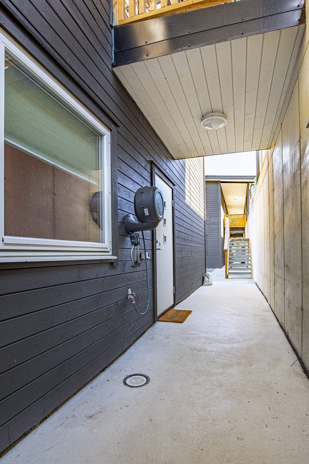 Inngang med takoverbygg Galleribilde