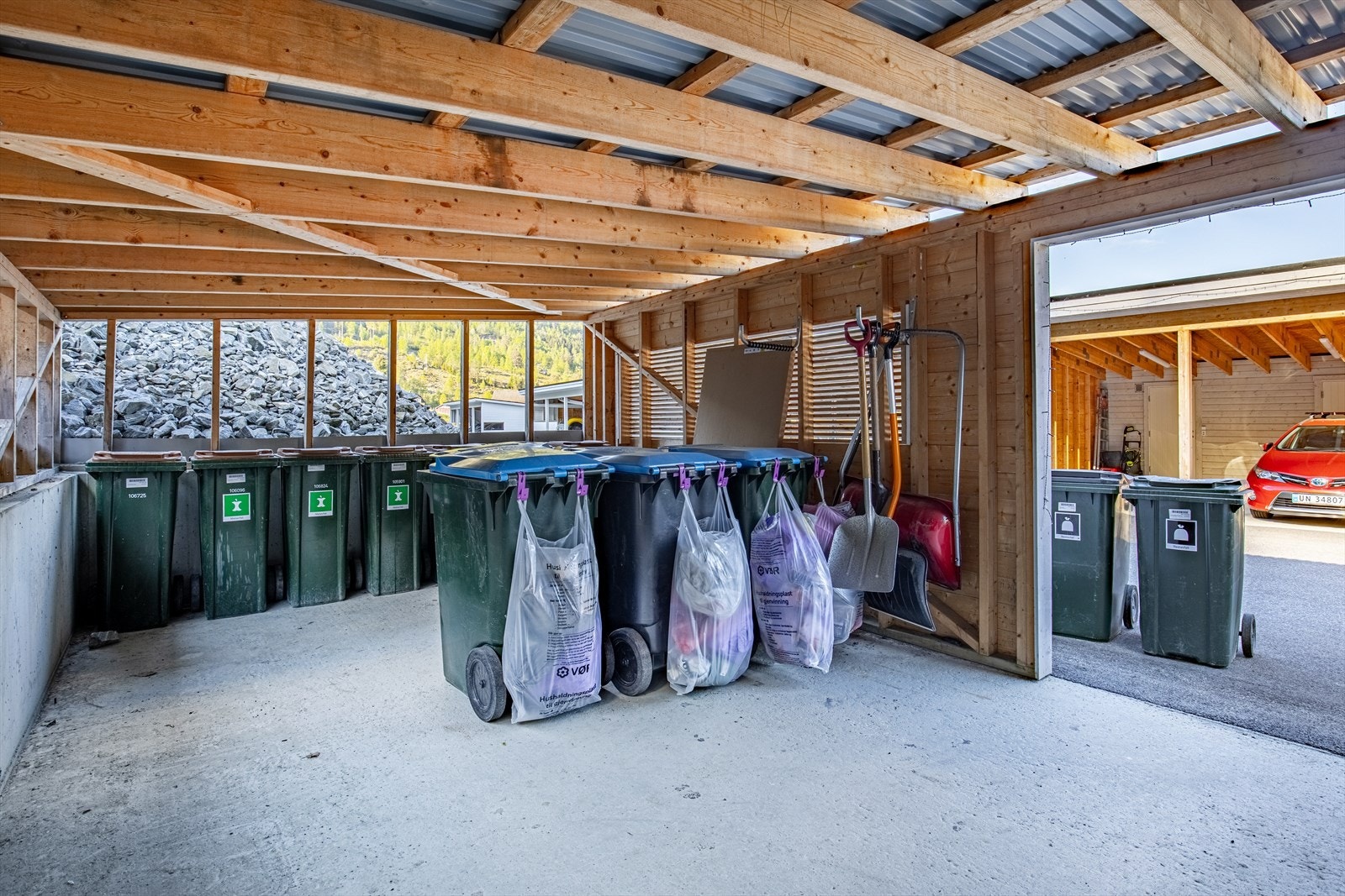 Felles rom for renovasjonsdunkene Galleribilde