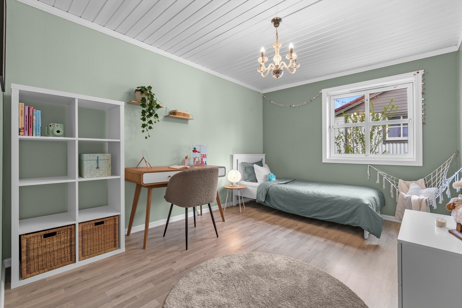 Det er god plass til seng, nattbord, kommode og tilhørende møblement på alle soverommene. Galleribilde