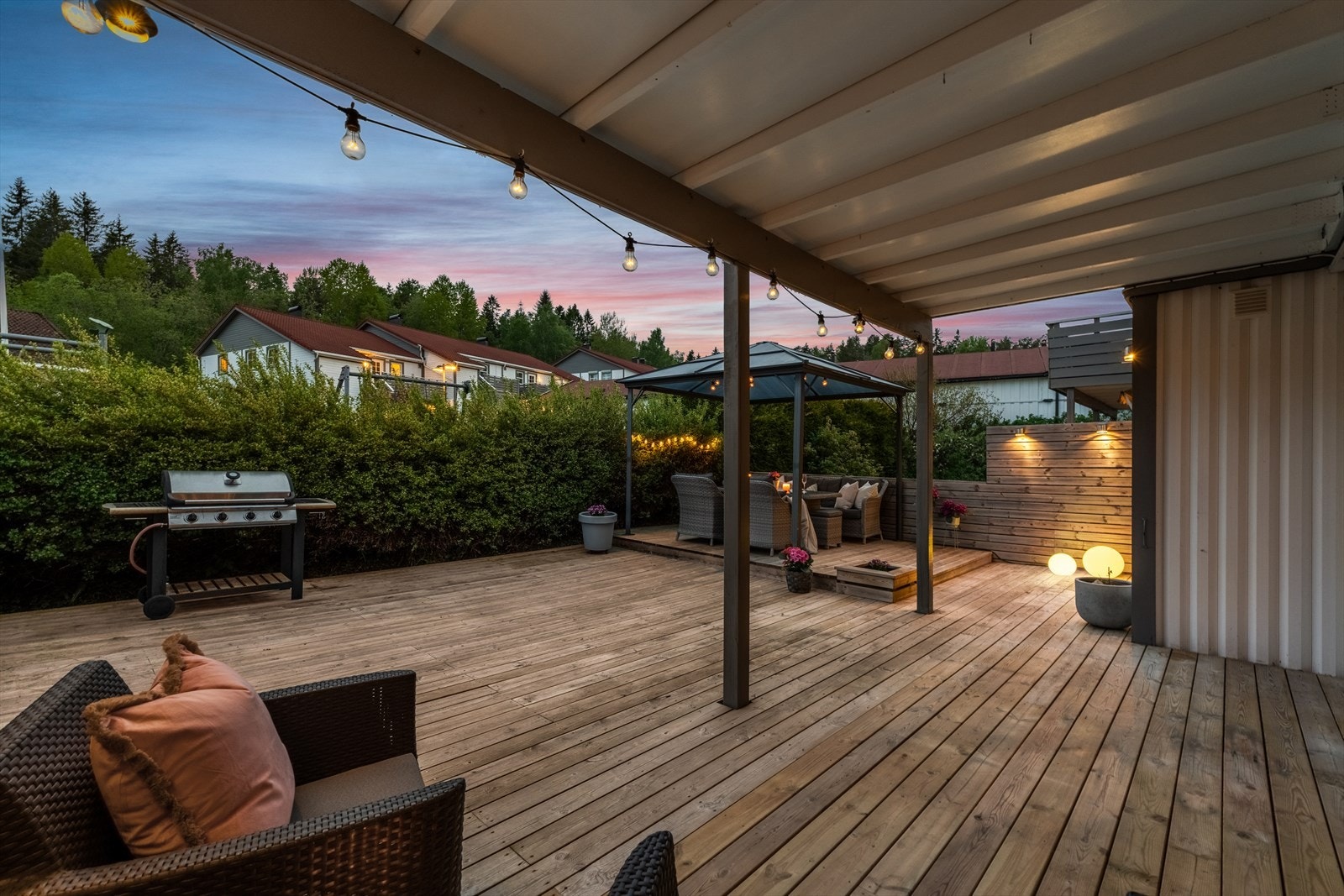 Terrassen er ypperlig for måltider under åpen himmel når været tillater det. Galleribilde