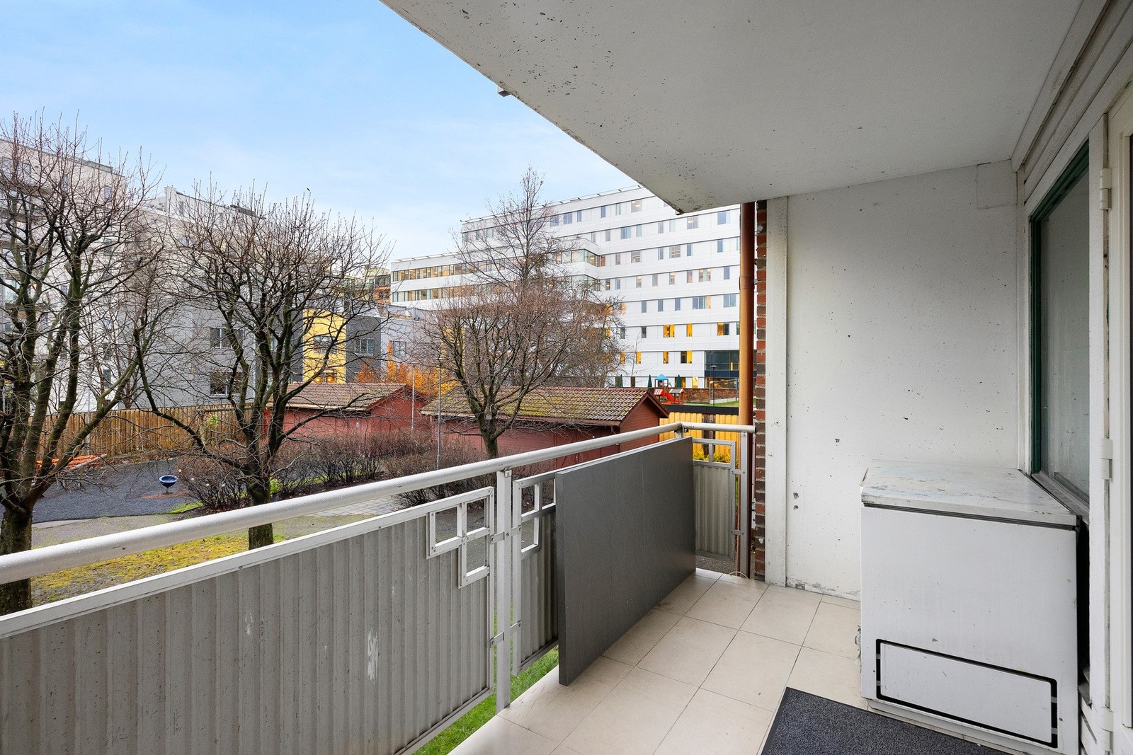 Fra stuen er det utgang til en flott balkong på ca. 7 m² med utsikt over den hyggelige bakgården. Galleribilde