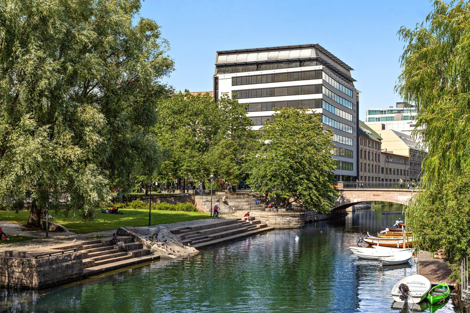 Elven er et populært rekreasjonsområde med tursti og sykkelveier. Galleribilde
