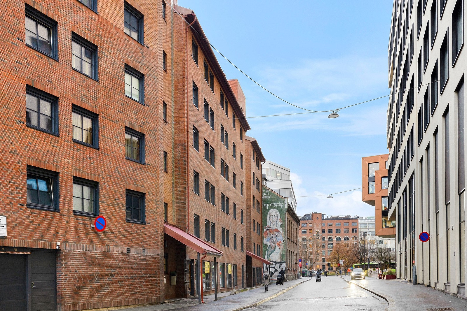 Sameiet består av 16 selveierseksjoner, et borettslag med 60 boligseksjoner, fire forretningsseksjoner og et garasjeanlegg med 49 parkeringsplasser. Galleribilde