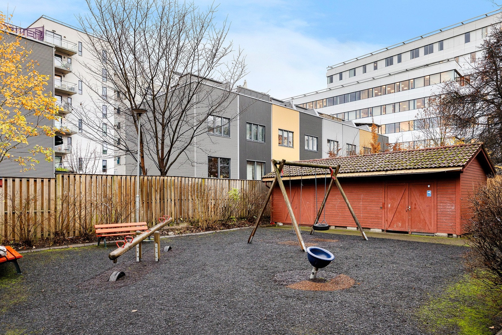 I borettslagets fellesareal finner du blant annet en lekeplass - trivelig og praktisk for familier med barn som trenger et sted å leke rett utenfor døren. Galleribilde