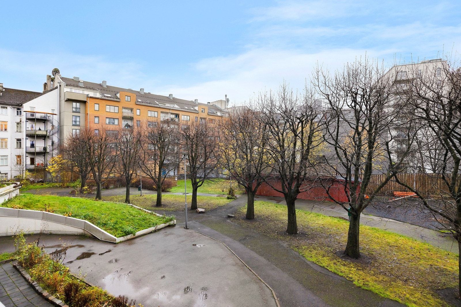 Balkongen er sydvestvendt. Galleribilde